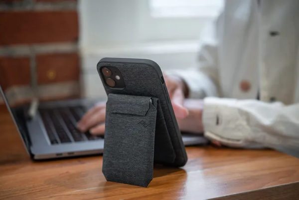 M wa ab ch 1   peak design mobile wallet stand charcoal %284%29